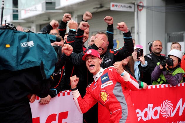Bilder des Jahres 2022, Sport 08 August Sport Themen der Woche KW34 Sport Bilder des Tages Sheldon van der Linde (RSA), (Schubert Motorsport - BMW M4) freut sich über den Sieg beim DTM-Lauf auf dem Nürburgring. Copyright Thomas Pakusch