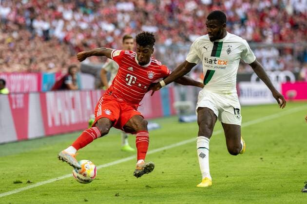 Kingsley Coman 11 (FC Bayern Muenchen), Marcus Thuram 7 (Borussia Moenchengladbach), FC Bayern Muenchen vs. Borussia Moenchengladbach, Fussball, 1. Bundesliga, 4. Spieltag, 27.08.2022 DFB regulations prohibit any use of photographs as image sequences and or quasi-video Muenchen Bayern Deutschland