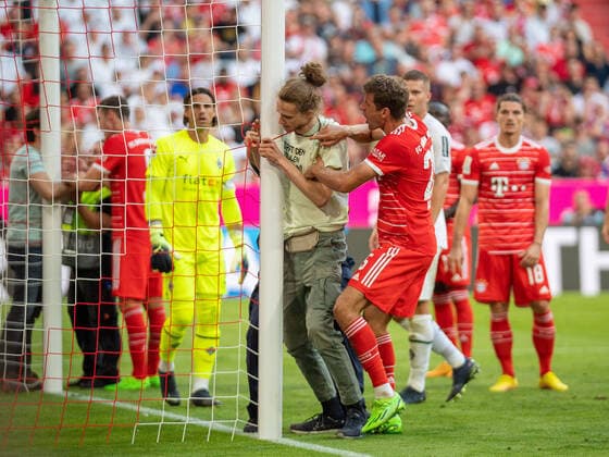 Bilder des Jahres 2022, Sport 08 August Sport Themen der Woche KW34 Sport Bilder des Tages Thomas Mueller (FC Bayern Muenchen, 25) will Flitzer daran hindern sich festzuketten, GER, FC Bayern Muenchen (FCB) vs. Borussia Moenchen Gladbach (BMG), Fussball, Bundesliga, 04. Spieltag, Spielzeit 2022 2023, 27.08.2022, DFB DFL regulations prohibit any use of photographs as image sequences and or quasi-video., GER, FC Bayern Muenchen (FCB) vs. Borussia Moenchen Gladbach (BMG), Fussball, Bundesliga, 04. Spieltag, Spielzeit 2022 2023, 27.08.2022 Muenchen Copyright: xEibner-Pressefoto SaschaxWaltherx EP_EER