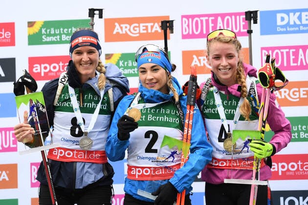 Bilder des Jahres 2022, Sport 08 August Sport Themen der Woche KW34 Sport Bilder des Tages Biathlon - Siegerehrung mit HERRMANN Denise (GER), WIERER Dorothea (ITA) und DAVIDOVA Marketa (CZE) des GALA Massenstart der Damen der IBU Sommer Biathlon Weltmeisterschaft in Ruhpolding am 28.08.2022, Deutschland, Oberbayern Ruhpolding Chiemgau Arena Oberbayern Deutschland