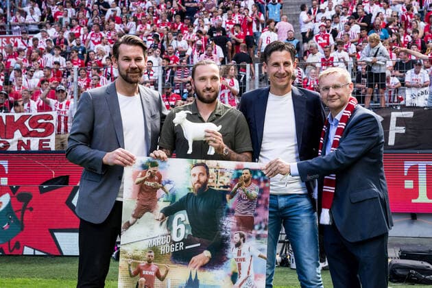 Bilder des Jahres 2022, Sport 08 August Sport Themen der Woche KW34 Sport Bilder des Tages 1. Fussball Bundesliga; 1. FC Koeln - VfB Stuttgart; 28.08.2022 Thomas Kessler (1. FC Koeln Leiter der Lizenzspielerabteilung), Marco Hoeger, Christian Keller (Geschaeftsfuehrer 1. FC Koeln), Eckhard Sauren (Vizepraesident 1. FC Koeln) bei der Verabschiedung von Hoeger 1. Fussball Bundesliga, 1. FC Koeln - VfB Stuttgart, Koeln, Rheinenergiestadion DFL REGULATIONS PROHIBIT ANY USE OF PHOTOGRAPHS AS IMAGE SEQUENCES AND OR QUASI-VIDEO. Copyright: xBEAUTIFULxSPORTS Wunderlx