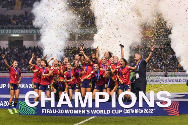 Bilder des Jahres 2022, Sport 08 August Sport Themen der Woche KW34 Sport Bilder des Tages San Jose, Costa Rica, August 28th 2022: Players of Spain lift the trophy and celebrate their victory during the trophy and medal ceremony at the FIFA U20 Womens World Cup Costa Rica 2022 tournament after the football Final match between Spain and Japan at Estadio Nacional in San Jose, Costa Rica. (Daniela Porcelli SPP) Copyright: xDanielaxPorcellix xSPPx spp-en-DaPoSp-20220828-DJP06753