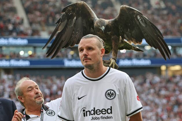 Bilder des Jahres 2022, Sport 09 September Bilder des Jahres 2022, Sport 08 August Sport Themen der Woche KW35 Sport Bilder des Tages Alex Meier und Attila das Eintrachtmaskottchen , Abschiedsspiel Alex Meier Fussballgott, Thanks a Lot, Fußballgott, Abschiedsspiel, AMFG14, 31.08.2022, Eintracht Frankfurt -