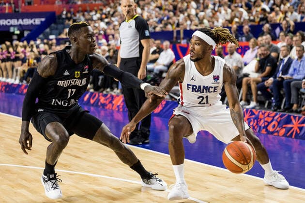 Bilder des Jahres 2022, Sport 09 September Sport Themen der Woche KW35 Sport Bilder des Tages FIBA EUROBASKET, Frankreich - Deutschland; 01.09.2022 Dennis Schroeder 17 (Deutschland), Andrew Albicy 21 (Frankreich) FIBA EUROBASKET, Frankreich - Deutschland, Koeln, LANXESSarena Copyright: xBEAUTIFULxSPORTS Wunderlx