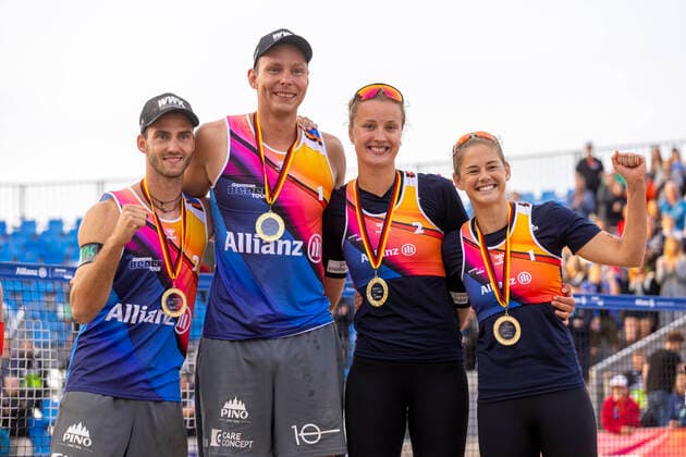 Bilder des Jahres 2022, Sport 09 September Sport Themen der Woche KW35 Sport Bilder des Tages Die Sieger v.l. Clemens Wickler, Nils Ehlers, Svenja Müller und Cinja Tillmann. Siegerehrung, Deutsche Beach-Volleyball Meisterschaften 2022, 04.09.22 Timmendorfer Strand Schleswig-Holstein Germany Copyright: xAgentur54Gradx xJohnxGarvex