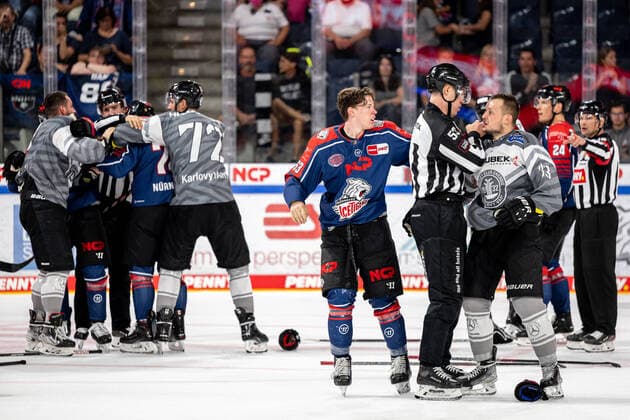 Bilder des Jahres 2022, Sport 09 September Sport Themen der Woche KW35 Sport Bilder des Tages 04.09.2022 - Eishockey - Saison 2022 2023 - BMW Cup - Finale: Nürnberg Ice Tigers Icetigers - HC Energie Karlovy Vary Karlsbad - ThHa - Schlägerei Danjo Leonhardt (53, Nürnberg Ice Tigers, Nuernberg Ice Tigers ) David Bernad (33, HC Energie Karlovy Vary Karlsbad ) hinten kämpft Dane Fox (74, Nürnberg Ice Tigers, Nuernberg Ice Tigers )