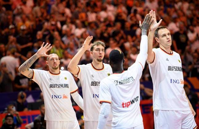 v.l. Daniel THEIS (GER), Franz WAGNER (GER), Dennis SCHROEDER (Schröder) (GER), Johannes VOIGTMANN (GER) klatschen sich ab, Deutschland (GER) - Slowenien (SLO) 80:88, Vorrunde Gruppe B, am 06.09.2022 in Koeln. Basketball Europameisterschaft EuroBasket 2022 in Deutschland, vom 01.09. - 18.09.2022. Â
