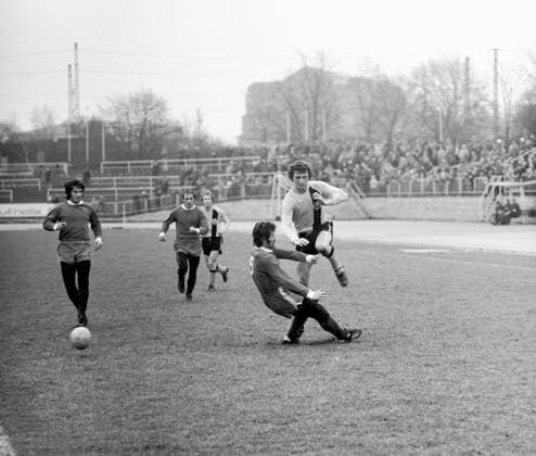 Fußball, historisch; Dynamo Dresden Gerd Weber (rechts) in einem Spiel gegen Otro Opole (29.01.1977). Dynamo gewinnt mit 6:1 (5:1), Weber erzielt das sechste Tor, außerdem treffen Rainer Sachse (2), Hans-Jürgen Kreische, Gert Heidler, Udo Schmuck. Volker Santrucek ! ACHTUNG Aufnahmedatum laut Beschriftung Copyright: xSZ xVolkerxSantrucekx