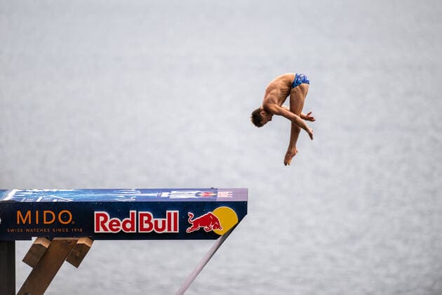 Bilder des Jahres 2022, Sport 09 September Sport Themen der Woche KW36 Sport Bilder des Tages Red Bull Cliff Diving - Sisikon (10.09.2022) Matthew Cooper (USA) Red Bull Cliff Diving - Sisikon, Switzerland, on Saturday, 10. September 2022 Copyright: xBEAUTIFULxSPORTS TobiasxLacknerx