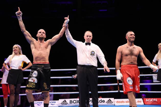 Bilder des Jahres 2022, Sport 09 September Sport Themen der Woche KW36 Sport Bilder des Tages Boxen: Agon Fightnight, Wuppertal, 10.09.2022 EBU-Europameisterschaft: Marten Arsumanjan (GER) - Björn Schicke (GER) Wuppertal Germany