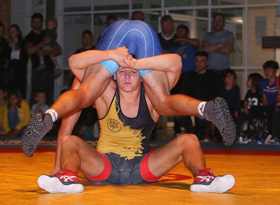 Bilder des Jahres 2022, Sport 09 September Sport Themen der Woche KW36 BAU 10.09.2022 Neckarweihingen Ringen KSV Neckarweihingen vs. TSG Nattheim, 80kg Freistil, Viktor Schlegel (Neckarweihingen, gelb) vs. Jan Riek (Nattheim, blau)