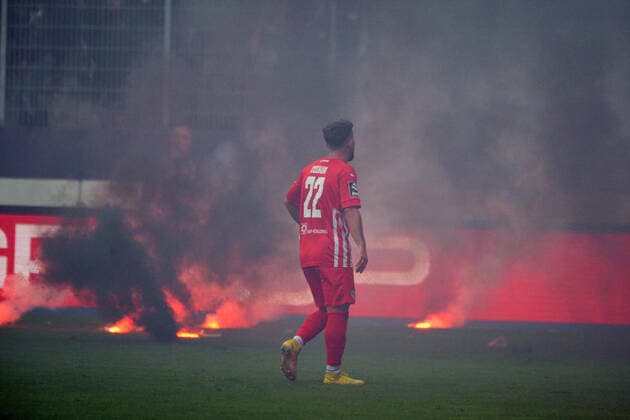 Bilder des Jahres 2022, Sport 09 September Sport Themen der Woche KW36 Sport Bilder des Tages Fans des FC Erzgebirge Aue mit Bengalos und Feuer auf dem Spielfeld, Paul-Philipp Besong (FC Erzgebirge Aue) Mitte FC Erzgebirge Aue vs. FSV Zwickau, Fussball, 3. Liga, 8. Spieltag, Saison 2022 2023, 11.09.2022 DFB DFL REGULATIONS PROHIBIT ANY USE OF PHOTOGRAPHS AS IMAGE SEQUENCES AND OR QUASI-VIDEO FC Erzgebirge Aue vs. FSV Zwickau, Fussball, 3. Liga, 8. Spieltag, Saison 2022 2023, 11.09.2022 Aue-Bad Schlema Copyright: xBertxHarzerx EP_EER