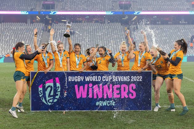 Bilder des Jahres 2022, Sport 09 September Sport Themen der Woche KW36 Sport Bilder des Tages Siebener-Rugby-Weltmeisterschaft Der neue Weltmeister im Frauen-Wettbewerb, Australien, feiert bei der Siegerehrung mit einer Champagner-Dusche. Rechts Mannschaftsführerin Charlotte Caslick. Siebener-Rugby-Weltmeisterschaft am 11. September 2022 in Kapstadt (Südafrika). Siegerehrung., Cape Town Provinz Westkap Südafrika Cape Town Stadium