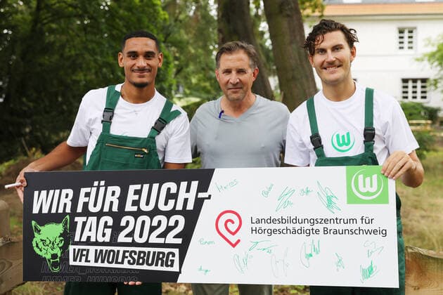 Bilder des Jahres 2022, Sport 09 September Sport Themen der Woche KW37 Sport Bilder des Tages Wir für euch Tag Wolfsburg, 13.09.2022, FUßBALL - VfL Wolfsburg, Bundesliga, Saison 2022 23, Wir für euch Tag in Braunschweig LBZH, Maxence Lacroix (VfL Wolfsburg), Jonas Wind (VfL Wolfsburg) Wolfsburg