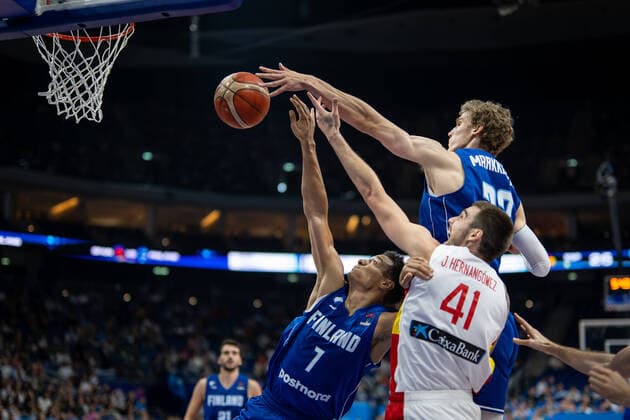 Bilder des Jahres 2022, Sport 09 September Sport Themen der Woche KW37 Basketball Berlin 13.09.2022 Eurobasket 2022 Viertelfinale Spanien (ESP) - Finnland (FIN) Lauri Markkanen (Finnland, No.23) Shawn Huff (Finnland, No.07) Juancho Hernangomez (Spanien, No.41)