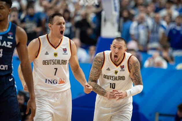 Sport Themen der Woche KW37 Sport Bilder des Tages Basketball Berlin 13.09.2022 Eurobasket 2022 Viertelfinale Deutschland (GER) - Griechenland (GRE) Johannes Voigtmann (Deutschland, No.07) Daniel Theis (Deutschland, No.10)
