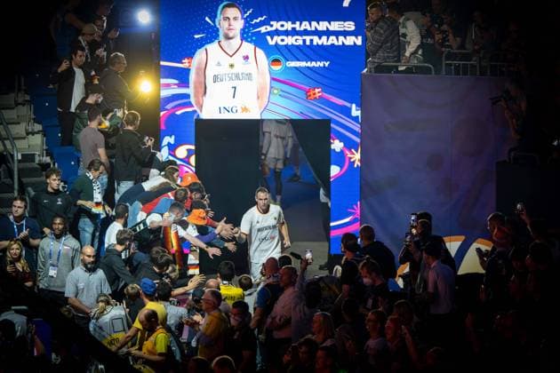 Basketball Berlin 13.09.2022 Eurobasket 2022 Viertelfinale Deutschland (GER) - Griechenland (GRE) Teamvorstellung Deutschland Johannes Voigtmann (Deutschland, No.07)