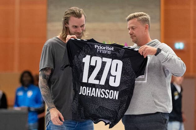 Bilder des Jahres 2022, Sport 09 September Sport Themen der Woche KW37 Sport Bilder des Tages 220915 Tidigare Redbergslids spelaren Tobias Johansson uppvaktas som meste malskytt genom tiderna med 1279 mal i Redbergslid efter handbollsmatchen i Handbollsligan mellan Redbergslid och Lugi den 15 september 2022 i Göteborg. Copyright: MICHAELxERICHSEN BB220915MI018