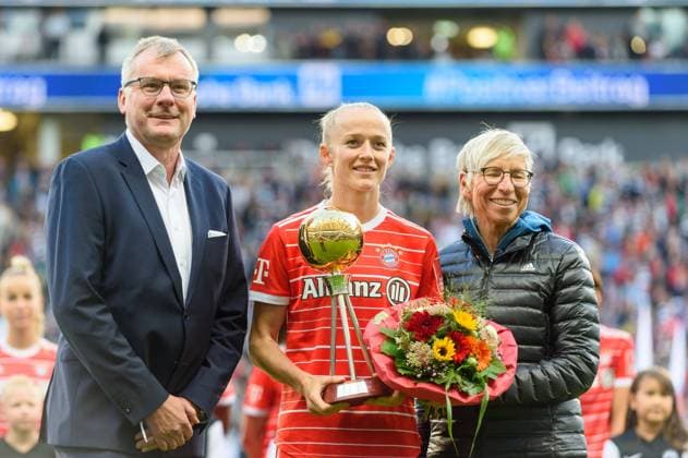 Bilder des Jahres 2022, Sport 09 September Sport Themen der Woche KW37 Lea Schueller (11 FC Bayern Munich) with the player of the year trophy before the Flyeralarm Frauen Bundesliga match between Eintracht Frankfurt and FC Bayern Munich at Deutsche Bank Park, Frankfurt. (Sven Beyrich SPP) Copyright: xSvenxBeyrich SPPx spp-en-SvBe-20220916-D4S_9734