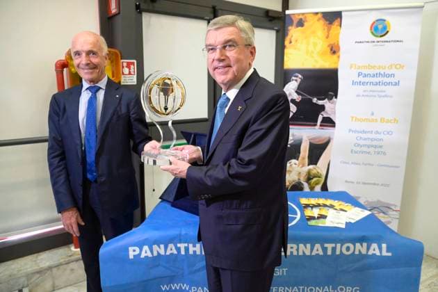 Bilder des Jahres 2022, Sport 09 September Sport Themen der Woche KW37 Sport Bilder des Tages Pierre Zappelli überreicht Thomas Bach den Flambeau d Or Award 2022 des Sportverbands Panathlon International im CONI Center. Rom, 16.09.2022