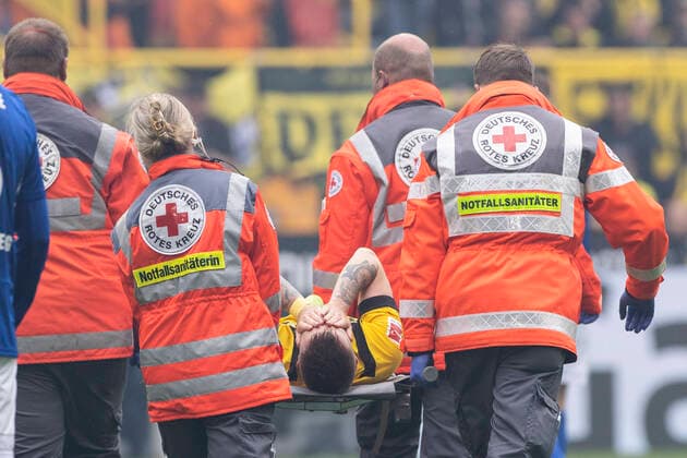 Bilder des Jahres 2022, Sport 09 September Sport Themen der Woche KW37 Fußball: 1. Bundesliga, Saison 2022 2023, 7. Spieltag, Borussia Dortmund - FC Schalke 04 am 17.09.2022 in Dortmund (Nordrhein-Westfalen). Dortmunds Marco Reus wird verletzt vom Platz getragen WICHTIGER HINWEIS: Gemäß den Vorgaben der DFL Deutsche Fußball Liga bzw. des DFB Deutscher Fußball-Bund ist es untersagt, in dem Stadion und oder vom Spiel angefertigte Fotoaufnahmen in Form von Sequenzbildern und oder videoähnlichen Fotostrecken zu verwerten bzw. verwerten zu lassen. Copyright: xKirchner MarcoxSteinbrennerx