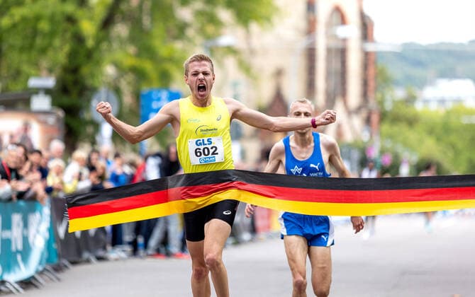 Bilder des Jahres 2022, Sport 09 September Sport Themen der Woche KW37 Sport Bilder des Tages Deutsche Meisterschaften 10km Strassenlauf; Saarbruecken, 18.09.2022 Zieljubel: Tom Foerster (LG Vogtland) wird Deutscher Meister im 10km-Strassenlauf; Deutsche Meisterschaften 10km Strassenlauf am 18.09.2022 in Saarbruecken (Saarland). Copyright: xBEAUTIFULxSPORTS R.xSchmittx
