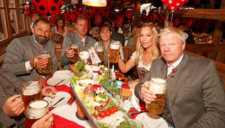 Bilder des Jahres 2022, Sport 09 September Sport Themen der Woche KW37 Sport Bilder des Tages 18.09.2022, Fussball 1. Bundesliga 2022 2023, FC Bayern München Spieler besuchen das Oktoberfest beim Biersponsor am Käferzelt. (Poolfoto), v.li: Sportdirektor Hasan Salihamidzic (Bayern München), Trainer Julian Nagelsmann (FC Bayern München) mit seiner Lebensgefährtin Lena Wurzenberger, Svenja Kahn, Ehefrau Vorstandsmitglied Oliver Kahn (re, Bayern München)