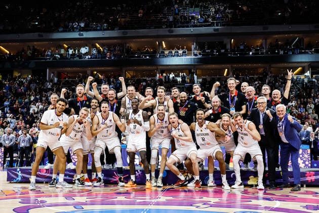 EuroBasket, Basketball EM, Spiel um Platz 3, Deutschland - Polen Berlin, 18.09.2022 KOSZYKOWKA KADRA REPREZENTACJA POLSKI MECZ Niemcy - Polska POLISH national team, Nationalteam BASKETBALL POLAND GAME GERMANY - POLAND NZ radosc celebration cieszynka , brazowy medal bronze medal , team druzyna , koszykarze players , Maodo Lo , Niels Giffey , Nick Weiler-Babb , Johannes Voigtmann , Franz Wagner , Daniel Theis , Dennis Schroder , Jonas Wohlfarth-Bottermann , Justus Hollatz , Johannes Thiemann , Andreas Obst , Christian Sengfelder , trener Gordie Herbert coach , trener Alan Ibrahimagic coach , trener Klaus Perwas coach , FOT. WOJCIECH FIGURSKI 058sport.pl NEWSPIX.PL --- Newspix.pl 20220918_106_FIG1914
