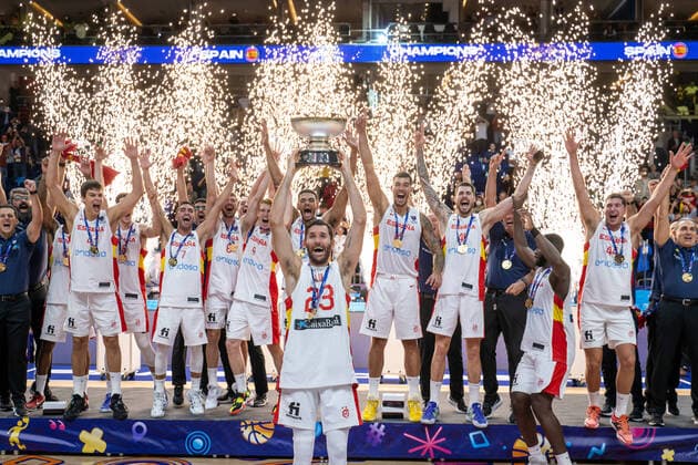 Bilder des Jahres 2022, Sport 09 September Sport Themen der Woche KW37 Sport Bilder des Tages Basketball Berlin 18.09.2022 Eurobasket 2022 Finale Spanien (ESP) - Frankreich (FRA) Spanien gewinnt und ist Europameister 2022 Rodolfo Fernandez (Spanien, No.05) Rudy mit pokal Jubel