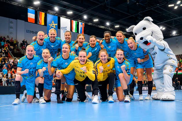 Bilder des Jahres 2022, Sport 09 September Sport Themen der Woche KW37 Sport Bilder des Tages Ludwigsburg, Deutschland 18. September 2022: Handball EHF CL - 22 23 - SG BBM Bietigheim vs. FTC-Rail Cargo Hungaria die Mannschaft von Bietigheim, Gruppenfoto, Teamfoto, Schlussjubel Schlußjubel Emotion Freude Ludwigsburg MHP Arena Baden-Württemberg Deutschland
