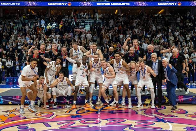 Basketball Berlin 18.09.2022 Eurobasket 2022 Spiel um Platz 3 Bronzemedaillenspiel Deutschland (GER) - Polen (POL) Deutschland gewinnt und wird 3. Bronzemedaille Siegerehrung Maodo Lo (Deutschland, No.04) Nils Giffey (Deutschland, No.05) Dennis Schröder Schroeder (Deutschland, No.17) Schröder Schroder Nick Weiler-Babb (Deutschland, No.06) Weiler Babb Johannes Voigtmann (Deutschland, No.07) Daniel Theis (Deutschland, No.10) Franz Wagner (Deutschland, No.09) Jonas Wohlfarth-Bottermann (Deutschland, No.18) Justus Hollatz (Deutschland, No.21) Johannes Thiemann (Deutschland, No.32) Christian Sengfelder (Deutschland, No.43) Andreas Obst (Deutschland, No.42) Gordon Herbert (Deutschland, Bundestrainer) und andere Jubel Mannschaftsfoto Teamfoto