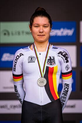 Bilder des Jahres 2022, Sport 09 September Sport Themen der Woche KW38 Sport Bilder des Tages CZAPLA Justyna: UCI Road cycling, Rad, Radsport, Strasse World Championships 2022 CZAPLA Justyna ( GER ) Germany Second Place - Award Ceremony Medal Ceremony Podium - Hochformat hoch vertikal Portrait - Event Veranstaltung: UCI Road Cycling World Championships 2022 - Category Kategorie: Cycling - Road Cycling World Championships - Junior Women U19 - Location Ort: Australia - Start: Wollongong - Finish: Wollongong - Discipline: Individual Time Trail ( ITT ) - Distance: 14,1 km - Date Datum: 20.09.2022 Tuesday Day 3 -