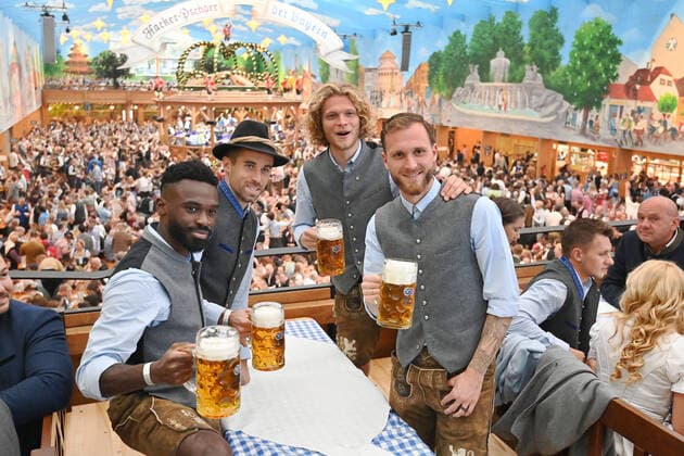 Bilder des Jahres 2022, Sport 09 September Sport Themen der Woche KW38 v.re:Tim Rieder (1860 Muenchen), Jesper VERLAAT (1860 Muenchen), Stefan LEX (TSV 1860 Muenchen), Joseph BOYAMBA (1860 Muenchen). TSV 1860 Muenchen auf dem Oktoberfest 2022 am 20.09.2022 im Hacker Festzelt.
