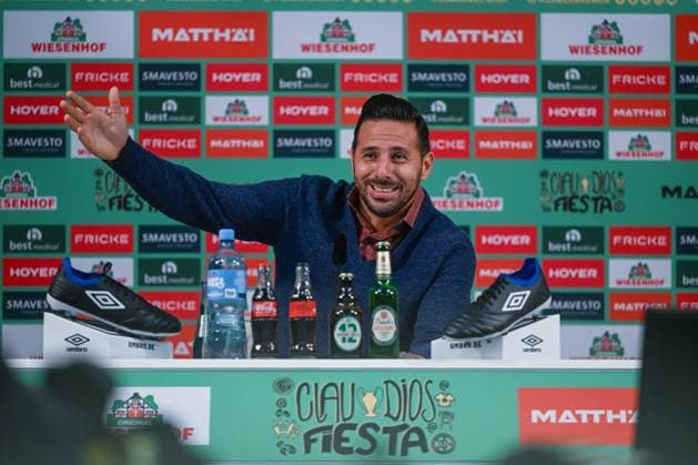 Bilder des Jahres 2022, Sport 09 September Sport Themen der Woche KW38 Sport Bilder des Tages GER, SV Werder Bremen, Pressekonferenz Claudio Pizarro Abschiedsspiel mit Claudio Pizarro, 22.09.2022, Wohninvest Weserstadion , Bremen, GER, SV Werder Bremen, Pressekonferenz Claudio Pizarro Abschiedsspiel mit Claudio Pizarro, im Bild picture shows Claudio Pizarro spricht bei der Pressekonferenz zu seinem Abschiedsspiel.