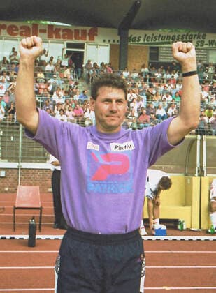 Aus 2. BL. Saison 1992 93 Hannover 96 - VfL Wolfsburg 3:1 am 27.07 2992. Im Foto: Gewonnen. Han96 Trainer Eberhard Vogel