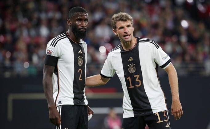Antonio Rüdiger, Thomas Müller redend Aktion Oberkoerper Oberkörper Fußball Fussball UEFA Nations League Nationalmannschaft DFB Herren Saison 2022 2023 23.09.2022 Deutschland GER vs. Ungarn HUN DFL regulations prohibit any use of photographs as image sequences and or quasi-video.