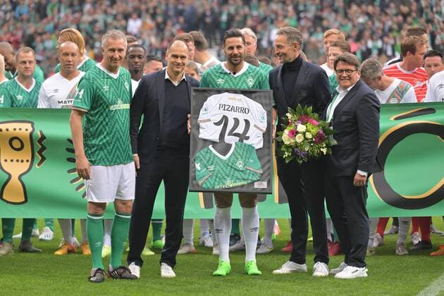 Bilder des Jahres 2022, Sport 09 September Sport Themen der Woche KW38 Sport Bilder des Tages GER, Ciao Pizarro - Werder Bremen vs Claudios Amigos 24.09.2022, wohninvest Weserstadion, Bremen, GER, Ciao Pizarro - Werder Bremen vs Claudios Amigos im Bild picture shows Verabschiedung Claudio Pizarro 14 Werder Bremen