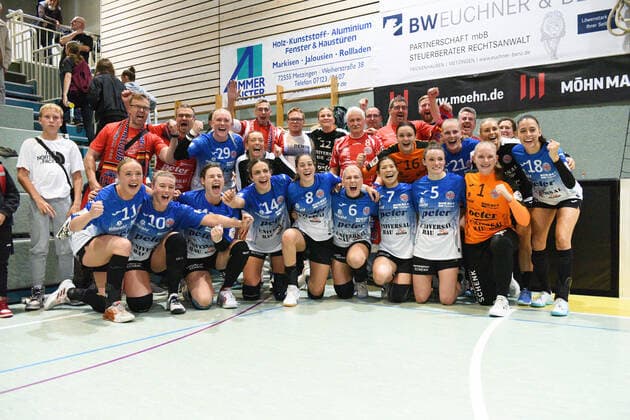 Bilder des Jahres 2022, Sport 09 September Sport Themen der Woche KW38 Sport Bilder des Tages Handball, Frauen, HBF, TuS Metzingen - Thüringer HC Siegerbild des Thueringer HC TusSies Metzingen vs. Thueringer HC Handball, HBF, 3.Ligaspiel, Saison 2022 2023 , 24.09.2022 TusSies Metzingen vs. Thueringer HC Handball, HBF, 3.Ligaspiel, Saison 2022 2023 , 24.09.2022 Metzingen Copyright: xEibner-Pressefotox EP_TBR