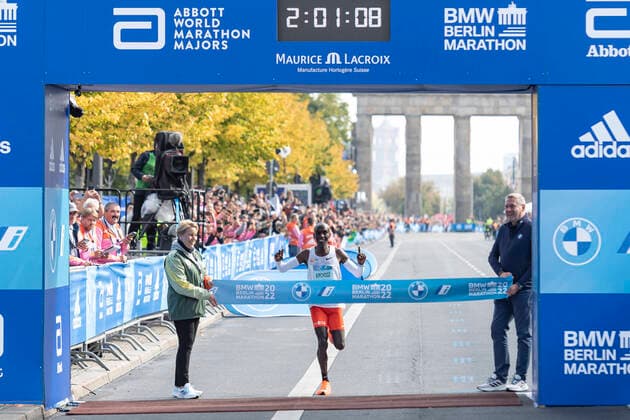 Bilder des Jahres 2022, Sport 09 September Sport Themen der Woche KW38 Eliud Kipchoge aus Kenia gewinnt den Berlin Marathon 2022 Nach 2:01,09 beendete er die 42, 195km als erster. GER, Berlin, BMW Berlin Marathon 2022, 25SEP22, GER, Berlin, BMW Berlin Marathon 2022, 25SEP22, Berlin Copyright: xEibner-Pressefoto TinoxHenschelx EP_THL