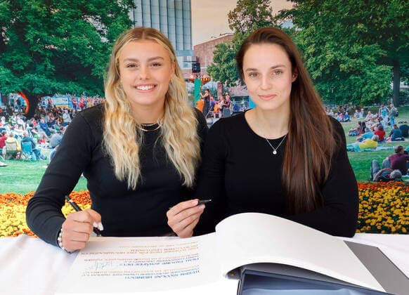 Bilder des Jahres 2022, Sport 09 September Sport Themen der Woche KW38 Sport Bilder des Tages Eintrag in Goldenes Buch 25.09.2022, Chemnitz, Küchwaldwiese Sportler tragen sich in Anwesenheit des Chemnitzer Oberbürgermeisters Sven Schulze für ihre herausragenden Leistungen im Jahr 2022 in das Goldene Buch des Sports ein. Unter anderem Emma Malewski vom TuS 1861 Chemnitz- Altendorf e.V., Golmedaillen- Gewinnerin am Schwebebalken bei den European Champinchips 2022 in München und Pauline Schäfer- Betz vom Kunstturnverein Chemnitz e.V. Gewinnerin der Bronzemedaille im Damen-Mehrkampf Turnen bei den European Chabionchips 2022 in München. vl: Emma Malewski und Pauline Schäfer-Betz Chemnitz Sachsen BRD