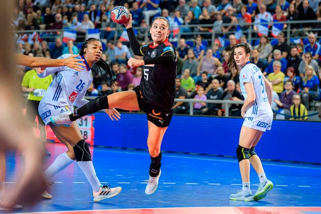 Bilder des Jahres 2022, Sport 09 September Sport Themen der Woche KW39 Sport Bilder des Tages Handball, Frauen: Länderspiel, Frankreich - Deutschland v.li. Pauletta Foppa (Frankreich), Johanna Stockschläder Stockschlaeder (Deutschland Thueringer HC) Metz Arenes de Metz Frankreich
