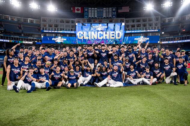 Bilder des Jahres 2022, Sport 09 September Sport Themen der Woche KW39 Sport Bilder des Tages September 30, 2022, TORONTO, ON, CANADA: The Toronto Blue Jays and team personnel celebrates clinching a playoff spot after defeating the Boston Red Sox in AL MLB, Baseball Herren, USA baseball action in Toronto on Friday, September 30, 2022. Canada News - September 30, 2022 - ZUMAc35_ 20220930_zaf_c35_268 Copyright: xChristopherxKatsarovx