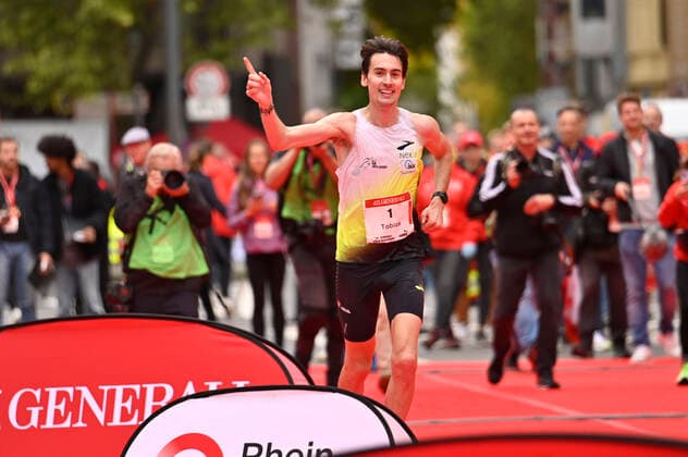 Bilder des Jahres, Sport 10 Oktober Sport Themen der Woche KW39 Sport Bilder des Tages Tobias Blum gewinnt bei den Männern den 24. Generali Köln Marathon 2022. Köln, 02.10.2022