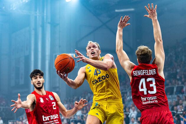 Bilder des Jahres, Sport 10 Oktober Sport Themen der Woche KW39 Sport Bilder des Tages Gabriel Chachashvili (Brose Bamberg, 21), Luke Sikma (Alba Berlin, 43), Christian Sengfelder (Brose Bamberg, 43), Brose Bamberg vs. Alba Berlin, Basketball, easyCredit BBL, 1. Spieltag, 02.10.2022 Brose Bamberg vs. Alba Berlin, Basketball, easyCredit BBL, 1. Spieltag, 02.10.2022 Bamberg Copyright: xEibner-Pressefoto G.xSantemizx EP_EER