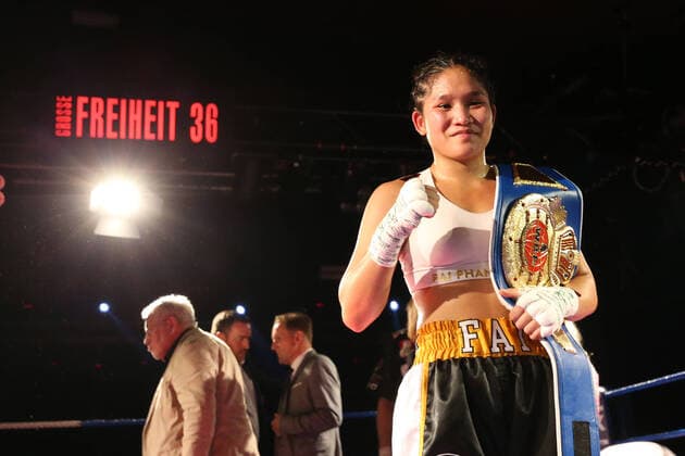 Bilder des Jahres, Sport 10 Oktober Sport Themen der Woche KW40 Sport Bilder des Tages Boxen: Boxen im Norden, Hamburg, 03.10.2022 WBF-Weltmeisterschaft, Superbantamgewichtt: Fai Phannarai (GER) - Ana Arrazola (MEX) Hamburg Germany
