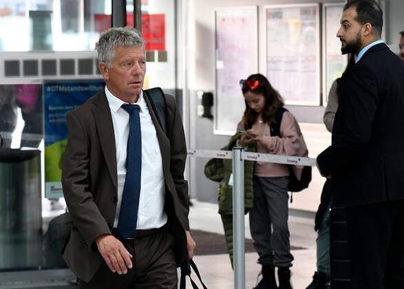 04.10.2022, Dortmund, Deutschland, Flughafen Dortmund, BV Borussia Dortmund am Flughafen 04.10.2022, Co-Trainer Peter Hermann (Borussia Dortmund) schaut (Foto Ralf Treese) Dortmund Flughafen Dortmund Nordrhein-Westfalen Deutschland
