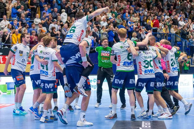 Bilder des Jahres, Sport 10 Oktober Sport Themen der Woche KW40 Sport Bilder des Tages Jubel bei Frisch Auf Goeppingen GER, TBV Lemgo Lippe vs. Frisch Auf Goeppingen, Handball, EHF European League, Qualification Round 2, Season 2022 2023, 04.10.2022 GER, TBV Lemgo Lippe vs. Frisch Auf Goeppingen, Handball, EHF European League, Qualification Round 2, Season 2022 2023, 04.10.2022 Lemgo Copyright: xEibner-Pressefotox xJanxStrohdiex EP_JSK