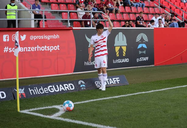 Ingolstadt, Deutschland 25. September 2021: Ao Tanaka (Fortuna Düsseldorf) bei einem Eckstoss im Spiel des FC Ingolstadt gegen Fortuna Düsseldorf im Audi Sportpark