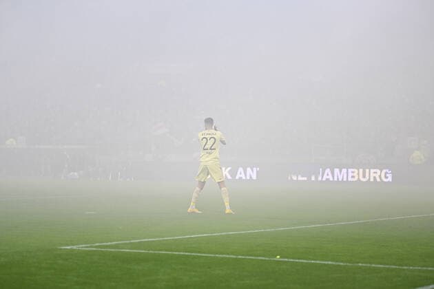 Fußball I Herren I 2022-23 I 2. Bundesliga I 12. Spieltag I FC St. Pauli - Hamburger SV I 14.10.2022 Nikola Vasilj (22, FC St. Pauli) im Nebel, Rauch Fog, Smoke, Pyro Hamburg Millerntor Stadion Hamburg Deutschland Copyright: xLobeca AndreasxHannigx