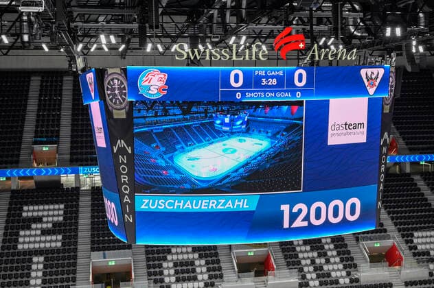 Videowürfel 12000 Zuschauer, Swiss Life Arena des ZSC, ZSC Lions - HC Fribourg Gotteron, National League, Eishockey, 18.10.2022